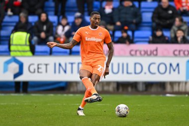 Blackpool takımından Marvin Ekpiteta, 2 Mart 202 'de Croud Meadow, Shrewsbury' de oynanan Skrewsbury Town-Blackpool maçında pas attı.
