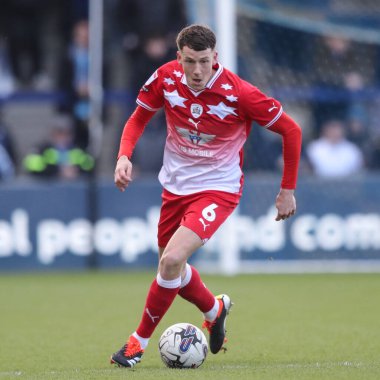 Barnsley 'li Mal de Gevigney, 2 Mart 2024' te Adams Park 'ta Wycombe Wanderers' a karşı oynanan Sky Bet 1 karşılaşmasında topu düşürüyor.