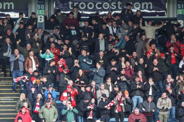 Barnsley taraftarları, Barnsley 'li Corey O' Keeffe 'nin 2 Mart 202' de Adams Park, High Wycombe, Birleşik Krallık 'ta Wycombe' a karşı oynanan Sky Bet 1 maçında 2-3 'lük galibiyetini kutluyorlar.