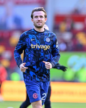 Chelsea 'den Ben Chilwell, Premier League karşılaşmasında Brentford Chelsea' ye karşı 2 Mart 202 'de Londra' daki Gtech Community Stadyumu 'nda ısınıyor.