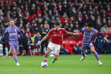Nottingham Ormanı 'ndan Morgan Gibbs-White, Liverpool' lu Wataru Endo 'yu İngiltere' nin Nottingham City Ground kentinde oynanan Premier League maçı sırasında bekletti.