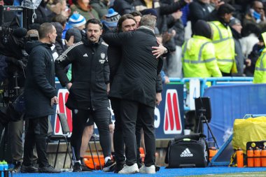 Leeds United 'ın Daniel Farke teknik direktörü Huddersfield Town' ın menajeriyle el sıkışıyor. 2 Mart 2024 'te John Smith Stadyumu' nda Huddersfield Town - Leeds United maçından sonra.