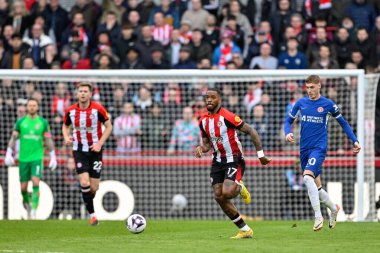Brentford 'dan Ivan Toney, Premier League maçında Brentford Chelsea' ye karşı Gtech Community Stadyumu, Londra 'da 2 Mart 202' de oynanan maçta topu ileri attı.
