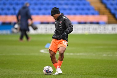 Blackpool 'dan Karamoko Dembele 2 Mart 202' de Croud Meadow, Shrewsbury 'de oynanan Sky Bet League 1 maçı öncesinde ısınma turunda
