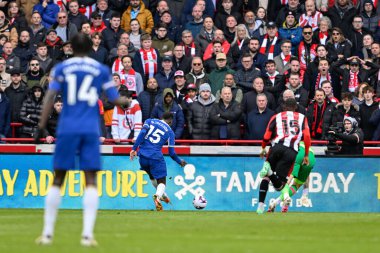 Chelsea takımından Nicolas Jackson, Premier League maçında Brentford Chelsea 'ye karşı Londra' daki Gtech Community Stadyumu 'nda 2 Mart 202 tarihinde oynanan maçta topa vuruyor.