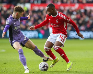 Liverpool 'dan Conor Bradley Nottingham Ormanı' ndan Callum Hudson-Odoi 'yi Premier Lig maçı sırasında Nottingham Forest' a karşı Liverpool City Ground, Nottingham, İngiltere 'de 2 Mart 202' de yendi.