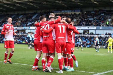 Barnsley 'li Conor Grant, 2 Mart 202' de Adams Park, High Wycombe, Birleşik Krallık 'ta Wycombe Wanderers' a karşı oynanan Sky Bet 1 karşılaşmasında takım arkadaşlarıyla 2-4 yapma hedefini kutluyor.