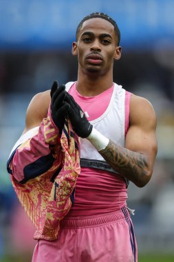 Hüzünlü Leeds United takımından Crysencio Summerville, 2 Mart 202 'de John Smith Stadyumu' nda Huddersfield Town ile Leeds United arasındaki Sky Bet Şampiyonası maçından sonra destekçilerini alkışlıyor ve alkışlıyor.