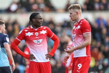 Barnsley 'den Devante Cole ve Barnsley' den Sam Cosgrove, 2 Mart 202 'de Adams Park' ta Wycombe Wanderers ile Barnsley arasındaki Sky Bet 1 maçı sırasında sohbet ediyorlar.