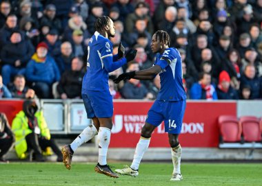Chelsea 'den Axel Disasi, Premier League maçında Brentford Chelsea' ye karşı Londra 'daki Gtech Community Stadyumu' nda 2-2 'lik galibiyet golünü kutluyor.