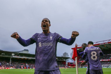Liverpool 'dan Virgil van Dijk, İngiltere' nin Nottingham şehrinde 2 Mart 202 'de oynanan Premier League maçı Nottingham Forest-Liverpool maçında takımının 0-1 kazanma golünü kutluyor.