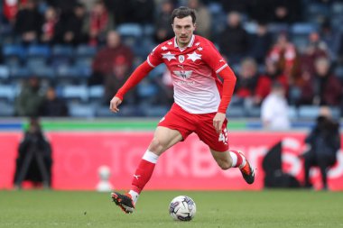 Barnsley 'den Josh Earl, 2 Mart 202' de Adams Park, High Wycombe, İngiltere 'de Wycombe Wanderers' a karşı oynanan Sky Bet 1 karşılaşmasında topa vuruyor.