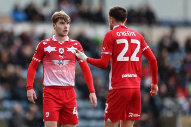 Barnsley 'den Corey O' Keeffe, 2 Mart 202 'de Adams Park, High Wycombe' da Wycombe Wanderers 'a karşı oynanan Sky Bet 1 karşılaşmasında Barnsley' li Luca Connell ile konuştu.