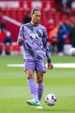 Liverpool 'dan Virgil van Dijk Premier Lig karşılaşması öncesi ısınma sırasında Nottingham Forest Liverpool' a karşı City Ground, Nottingham, İngiltere, 2 Mart 202