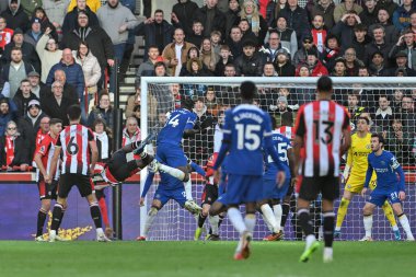 Brentford 'dan Yoane Wissa, Premier League maçında Brentford Chelsea' ye karşı Gtech Community Stadyumu, Londra, İngiltere 'de 2 Mart 202' de oynanan karşılaşmada 2-1 Brentford 'a karşı bir akrobatik gol attı.