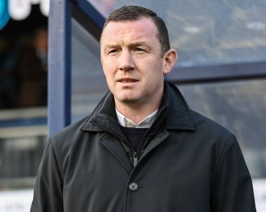 Neill Collins Barnsley 'in baş antrenörü 2 Mart 202' de Adams Park, High Wycombe 'da Wycombe Wanderers' a karşı oynanan Sky Bet 1 maçında seyrediyor.