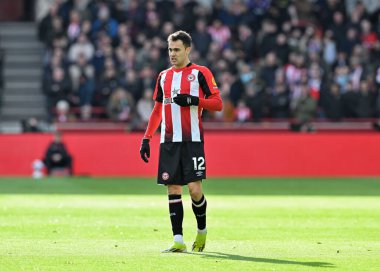 Brentford 'dan Sergio Reguiln, Premier League maçı sırasında Brentford Chelsea' ye karşı Gtech Community Stadyumu, Londra, Birleşik Krallık, 2 Mart 2024