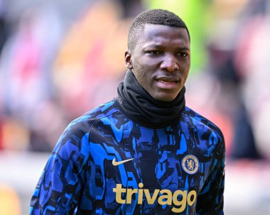 Chelsea 'den Nicolas Jackson, Premier League maçında Brentford Chelsea' ye karşı Gtech Community Stadyumu 'nda 2 Mart 202' de oynanan karşılaşma öncesinde ısınıyor.