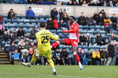 Wycombe Wanderers 'dan Franco Ravizzoli, 2 Mart 202' de Adams Park, High Wycombe, İngiltere 'de Wycombe' a karşı Wycombe Wanderers 'ın oynadığı Sky Bet 1 karşılaşmasında Barnsley' li Devante Cole 'dan ayrıldı.