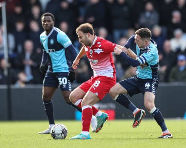 Barnsley 'den Herbie Kane, Wycombe Wanderers' ın 2 Mart 202 'de Adams Park, High Wycombe' da Wycombe Wanderers-Barnsley maçında Wycombe Wanderers 'dan Josh Scowen' ı durdurdu.