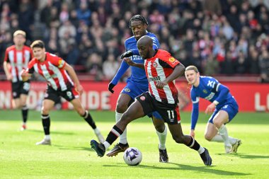 Brentford 'dan Yoane Wissa, Premier Lig karşılaşmasında Brentford Chelsea' ye karşı Gtech Community Stadyumu, Londra, Birleşik Krallık, 2 Mart 202