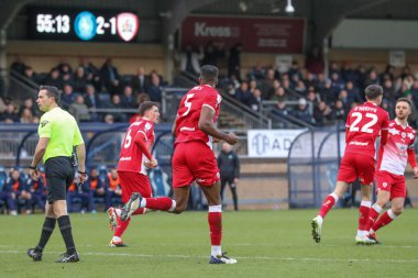 Barnsley 'li Donovan Pines, 2 Mart 202' de Adams Park, High Wycombe, İngiltere 'de Wycombe Wanderers-Barnsley maçında 2-2' lik galibiyet golünü kutluyor.