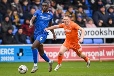 Blackpool 'dan Shayne Lavery, Shrewsbury Town' dan Jason Sraha ile 2 Mart 202 'de Croud Meadow, Shrewsbury' deki Shrewsbury Town 'a karşı oynadığı Sky Bet 1 maçı sırasında top için mücadele ediyor.