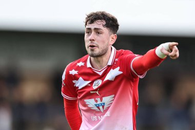Barnsley 'den Corey O' Keeffe takımına 2 Mart 202 'de Adams Park, High Wycombe, İngiltere' de Wycombe Wanderers-Barnsley maçında talimat verdi.