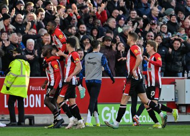 Brentford 'dan Yoane Wissa, Premier Lig maçında Brentford Chelsea' ye karşı Gtech Community Stadyumu 'nda 2 Mart 202' de oynanan karşılaşmada Brentford 'un 2-1 kazanmasını kutluyor.