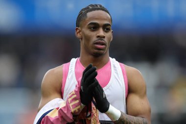 Hüzünlü Leeds United takımından Crysencio Summerville, 2 Mart 202 'de John Smith Stadyumu' nda Huddersfield Town ile Leeds United arasındaki Sky Bet Şampiyonası maçından sonra destekçilerini alkışlıyor ve alkışlıyor.