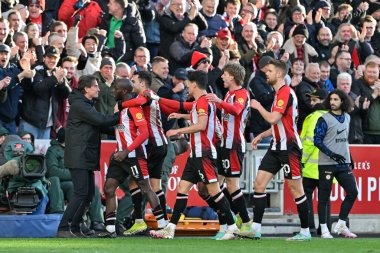 Brentford 'dan Yoane Wissa, Premier Lig maçında Brentford Chelsea' ye karşı Gtech Community Stadyumu 'nda 2 Mart 202' de oynanan karşılaşmada Brentford 'un 2-1 kazanmasını kutluyor.