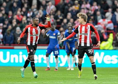Brentford 'lu Mads Roerslev, Premier League maçında Brentford Chelsea' ye karşı Gtech Community Stadyumu 'nda 2 Mart 202' de oynanan maçta 1-1 kazanma hedefini kutluyor.