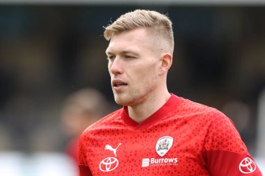 Barnsley 'den Sam Cosgrove 2 Mart 202' de Adams Park, High Wycombe 'da Wycombe Wanderers' a karşı oynanan Sky Bet 1 maçında ısınma turunda...