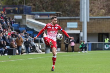 2 Mart 202 'de Adams Park, High Wycombe' da Wycombe Wanderers ile oynanan Sky Bet 1 karşılaşmasında topu Barnsley 'den Jordan Williams kontrol ediyor.