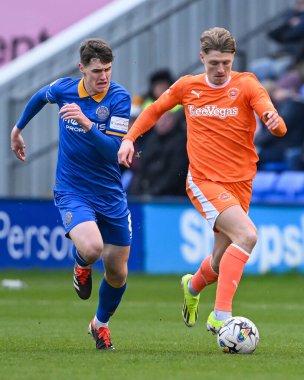 Blackpool 'dan George Byers, 2 Mart 202' de Croud Meadow, Shrewsbury, İngiltere 'de oynanan Skrewsbury Town-Blackpool maçında topa vuruyor.