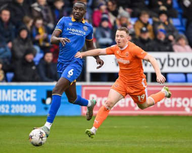 Blackpool 'dan Shayne Lavery, Shrewsbury Town' dan Jason Sraha ile 2 Mart 202 'de Croud Meadow, Shrewsbury' deki Shrewsbury Town 'a karşı oynadığı Sky Bet 1 maçı sırasında top için mücadele ediyor.