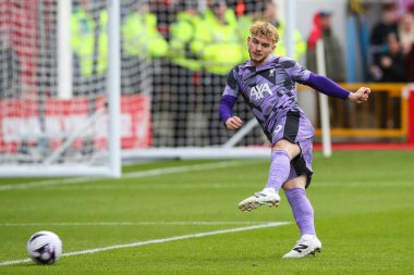Liverpool 'dan Harvey Elliott Premier Lig karşılaşması öncesinde Nottingham Forest Liverpool' a karşı City Ground, Nottingham, İngiltere 'de 2 Mart 202' de oynanan maç öncesi ısınma maçında