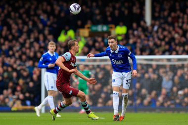 Everton 'dan James Garner, İngiltere' nin Liverpool kenti Goodison Park 'ta oynanan Everton-West Ham United Premier Lig karşılaşmasında topu ileri atıyor.