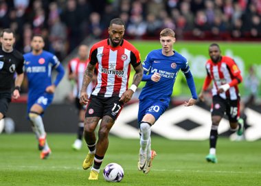 Brentford 'dan Ivan Toney, Premier League maçında Brentford Chelsea' ye karşı Gtech Community Stadyumu, Londra 'da 2 Mart 202' de oynanan maçta topu ileri attı.