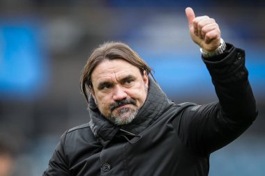 Hüzünlü Leeds United 'ın Daniel Farke teknik direktörü, 2 Mart 202' de John Smith Stadyumu 'nda Huddersfield Town ile Leeds United arasındaki Sky Bet Şampiyonası maçının ardından taraftarlarını tam zamanlı olarak selamlıyor.