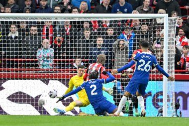 Brentford 'dan Mads Roerslev, Premier League maçında Brentford Chelsea' ye karşı Gtech Community Stadyumu 'nda 2 Mart 202' de oynanan maçta topa 1-1 vuruyor.