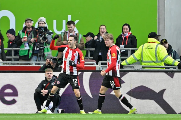 Brentford 'lu Mads Roerslev, Premier League maçında Brentford Chelsea' ye karşı Gtech Community Stadyumu 'nda 2 Mart 202' de oynanan maçta 1-1 kazanma hedefini kutluyor.