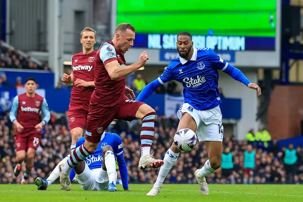 Vladimir Coufal West Ham United Beto Everton Desafían Por Balón —  Fotos de Stock