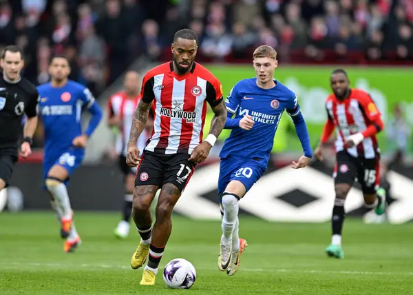 Ivan Toney Von Brentford Bricht Mit Dem Ball Während Des — Stockfoto