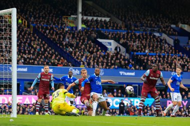 Everton 'dan Beto, İngiltere' nin Liverpool kenti Goodison Park 'ta oynanan Premier League maçı öncesinde West Ham United' ın ısınma turunda West Ham United 'ın attığı Alphonse Areola' nın attığı golü atmaya çalışıyor.