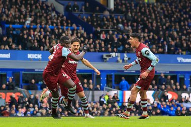 West Ham United takımından Kurt Zouma, İngiltere 'nin Liverpool kenti Goodison Park' ta oynanan Premier League maçında 1-1 'lik skoru kutluyor.