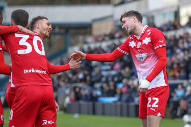 Barnsley 'den Corey O' Keeffe, 2 Mart 202 'de Adams Park, High Wycombe, Birleşik Krallık' ta Wycombe Wanderers 'a karşı oynanan Sky Bet 1 maçında 2-3' lük galibiyet golünü kutluyor.