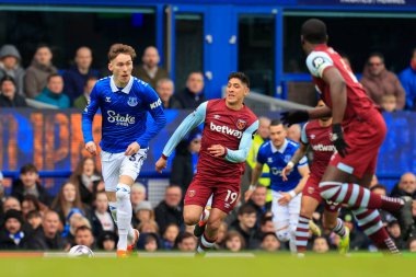 Everton 'dan James Garner, Premier Lig karşılaşması öncesinde Goodison Park, Liverpool' da oynanan Everton-West Ham United maçında topu kontrol ediyor.