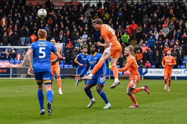 Blackpool 'dan Jake Beesley, 2 Mart 202' de Croud Meadow, Shrewsbury, İngiltere 'de oynanan Skrewsbury Town-Blackpool maçında topu fırlatıyor.