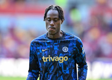 Chelsea 'den Trevoh Chalobah, Premier League karşılaşması öncesinde Londra' daki Gtech Community Stadyumu 'nda Brentford ve Chelsea maçında ısınıyor.